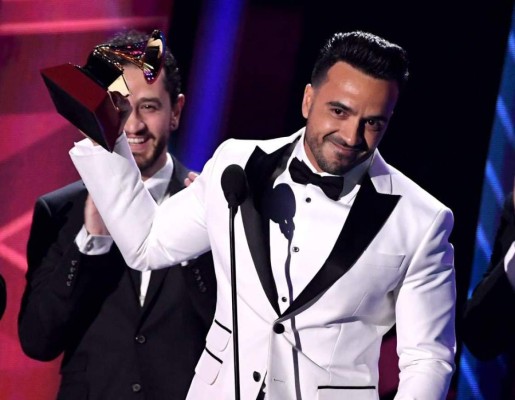 Luis Fonsi compite con artista como Justin Bieber y Jay-Z en la categoría 'Canción del año' en los premios Grammy.