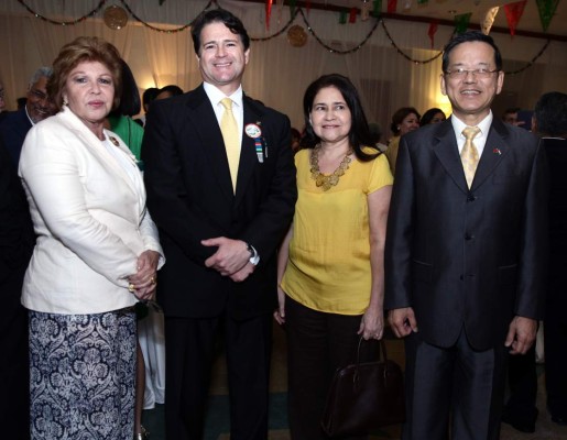 Brindan por aniversario patriótico de México