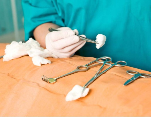 Millonaria multa a clínica por dejar gasa a mujer