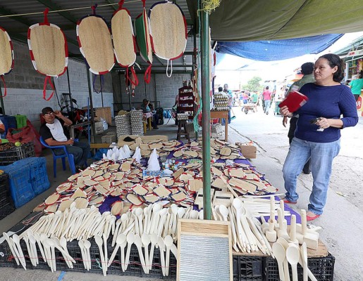 Un recorrido por la Feria del Agricultor y el Artesano