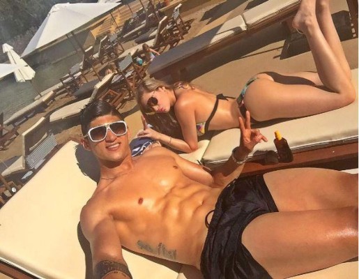 Novia de Alan Pulido muestra su gusto por las armas de fuego