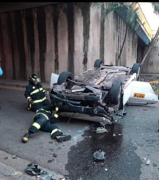 Los destrozos del taxi que “voló” desde puente en barrio Guadalupe y dejó cuatro heridos
