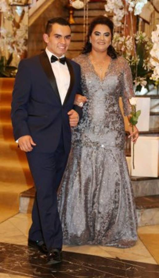 Júbilo y despedida en la elegante fiesta para los seniors de la Elvel School