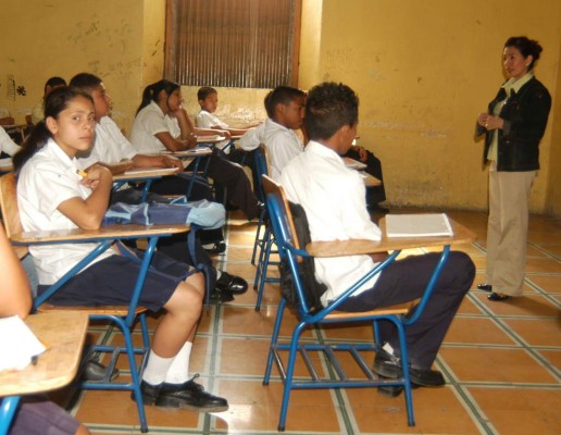 Inicia evaluación de español y matématicas para estudiantes de secundaria