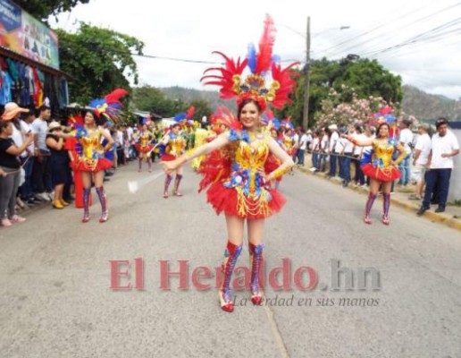 FOTOS: Las bellas palillonas y bandas que deslumbraron en desfiles de Danlí