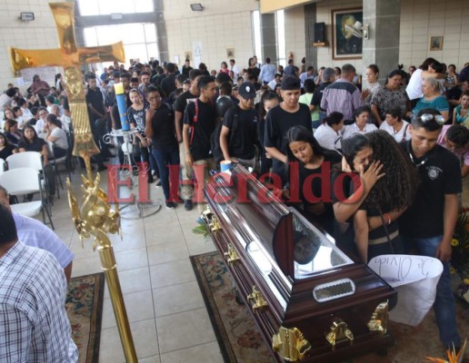 FOTOS: Dramática despedida al profesor Mario Morazán, asesinado en el Instituto Técnico Honduras