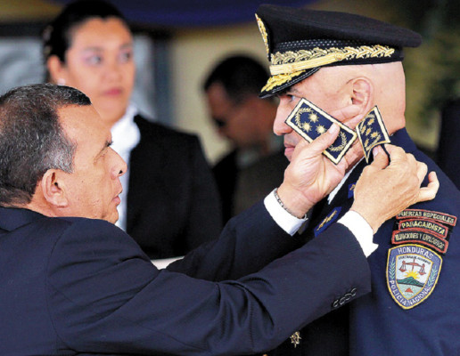 196 oficiales de policía reciben sus ascensos