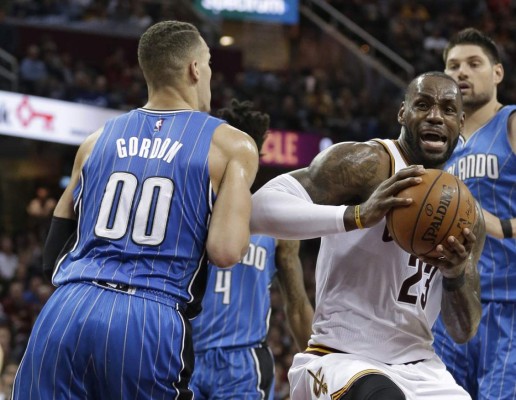 LeBron regresa a los Cavs al primer lugar del Este, Westbrook igual récord de triple-doble