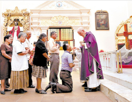 Fieles hondureños agradecen a Dios por Francisco I