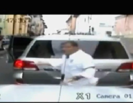 Detienen a joven que hizo 'gestos groseros' a caravana de Correa