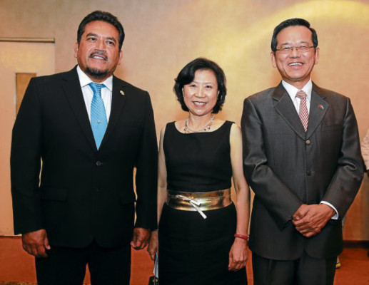 Merecida condecoración para embajador Joseph Kuo