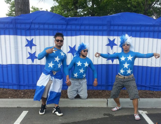FOTOS: Afición apoyando a Honduras ante EE UU