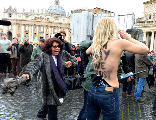 Cuatro mujeres se desnudan frente al Papa