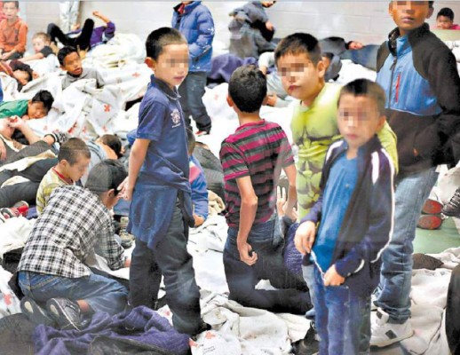 Centenares de menores permanecen detenidos en albergues de EE UU a la espera de su deportación.