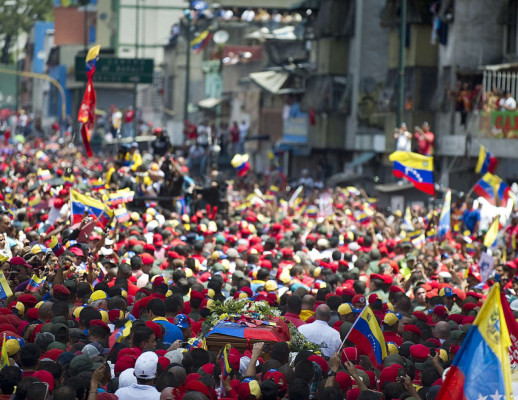 Cortejo fúnebre de Chávez inicia recorrido en Caracas