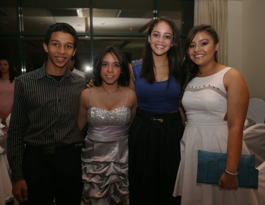 Hermosa velada juvenil en honor a la quinceañera