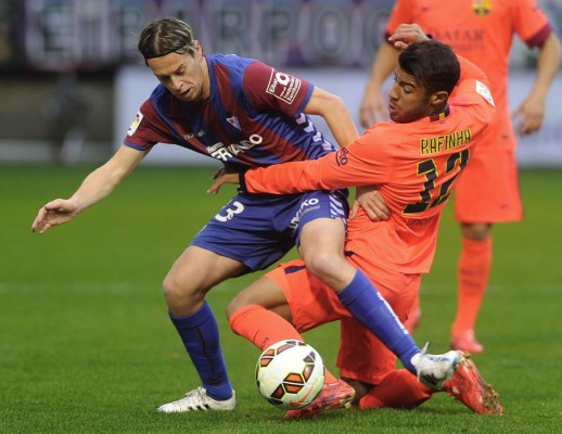 Un doblete de Messi hace más líder al Barcelona