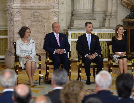 Juan Carlos firma su abdicación como rey de España