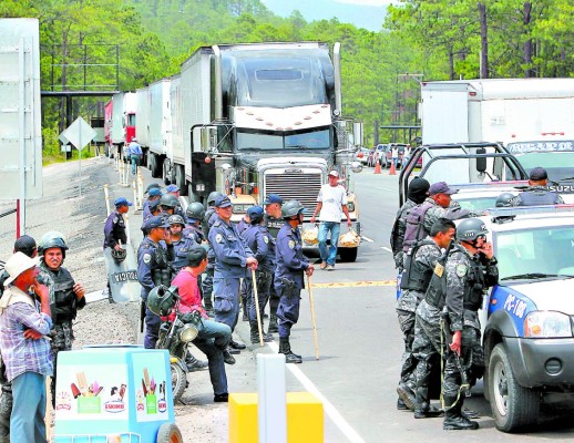 Con protestas de transportistas inicia cobro de peaje en Zambrano