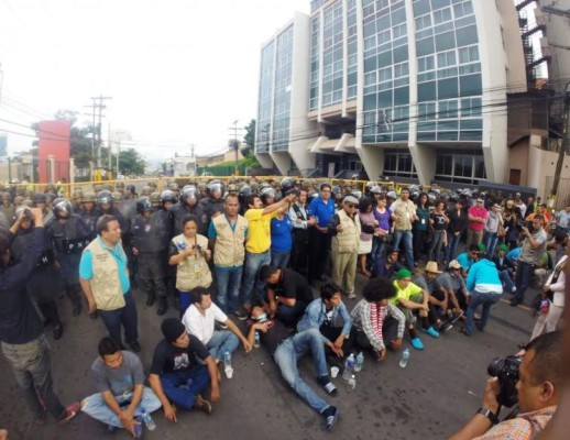 Policías impiden a huelguistas acceso a Casa Presidencial