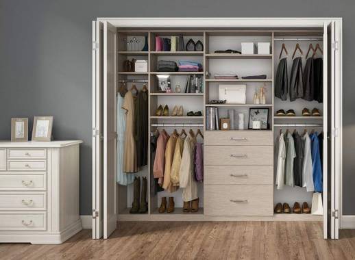 Si cuenta con un walk in closet, lo mejor es determinar un espacio para cada prenda y evitar tener ropa tirada en el piso o acomodada en sillas.