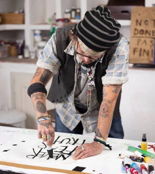 Johnny Depp cumple 59 años con una brillante trayectoria (Fotos)