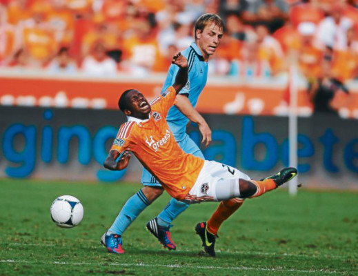 Boniek gana pulso a Roger Espinoza en la MLS