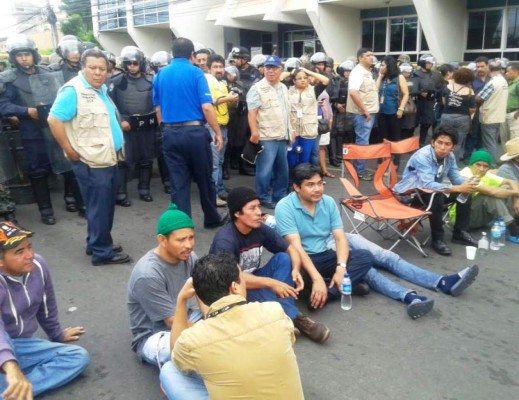 Policías impiden a huelguistas acceso a Casa Presidencial