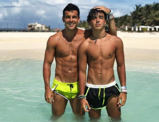 ¡Mario Casas tiene competencia! Su guapo hermano Óscar Casas se roba los suspiros