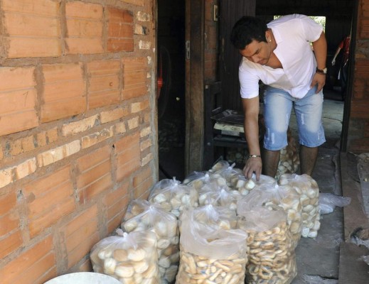 Salvador Cabañas vende pan después de haber perdido todo