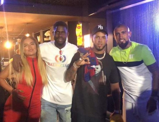 Arturo Vidal evidencia su fanatismo por Anuel AA y Karol G