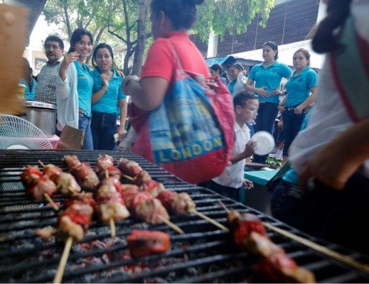 Feria catracha en el Instituto Hibueras