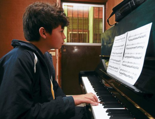 Tocar el piano es la pasión de David Andrés Reyes