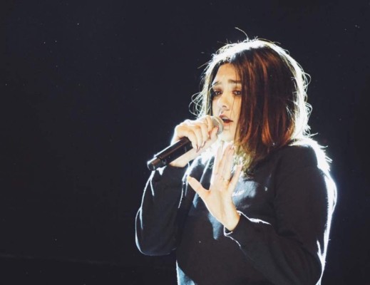 Escándalo: Yuridia le dice 'perro' a un fanático en pleno concierto