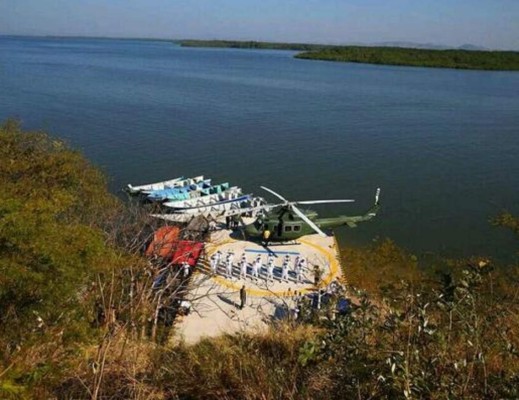 Presidente de Honduras inaugura el primer helipuerto de la isla Conejo