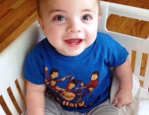 Este niño debe comer a cada hora para no morir