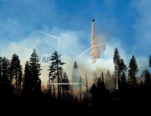 Continúa la búsqueda de víctimas por incendios en California