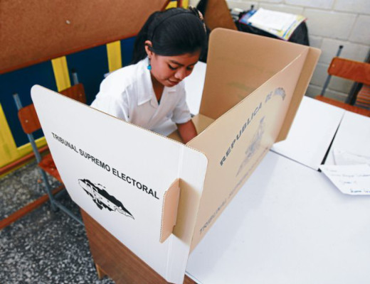 Inocencia infantil de la mano con la democracia