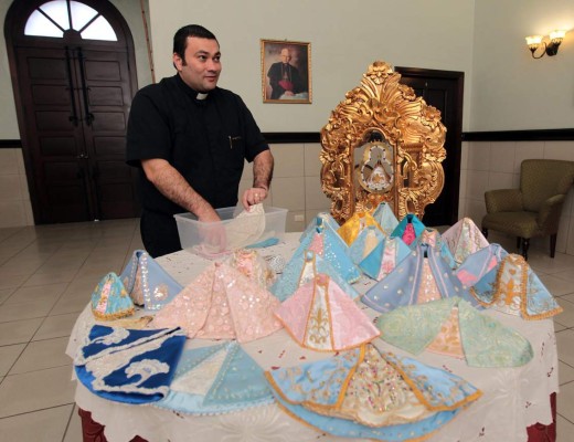 La morenita luce su realeza y majestad