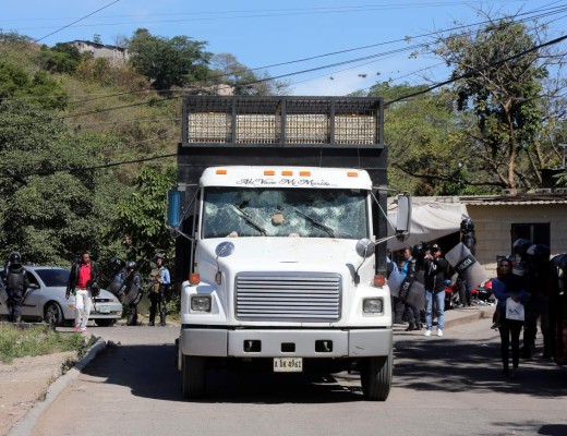 Tras batalla surge promesa de reparar calle en la Sagastume