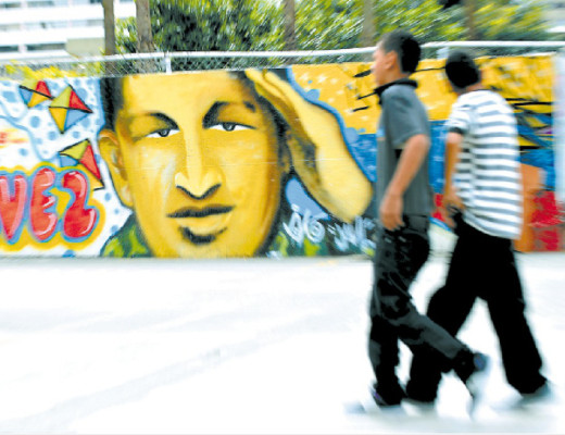 Chávez está en coma inducido, según diario español ABC