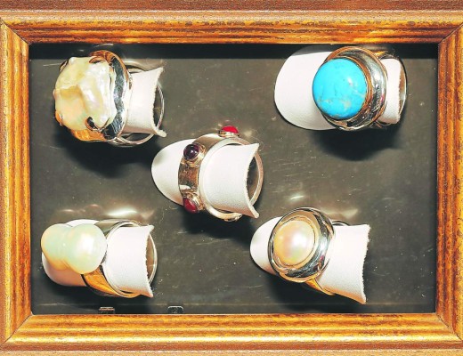 Don Óscar, el artista que hace joyas con radiografías