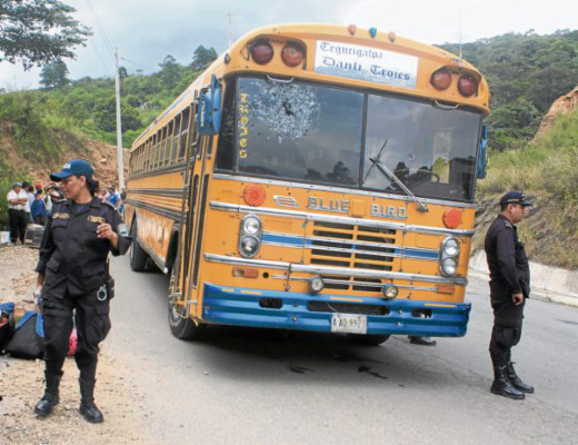Cuatro muertos y cinco heridos en asalto a autobús