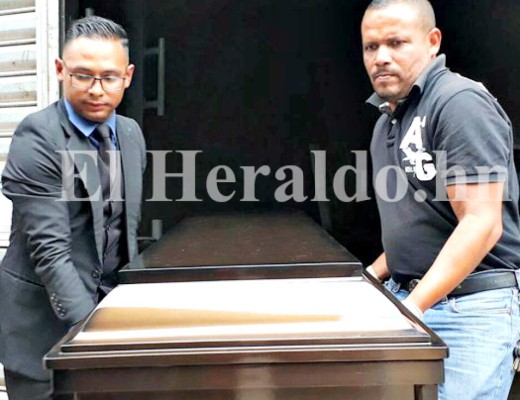 Retiran cadáver de conductor calcinado en furgón