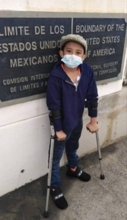 El niño en muletas y su padre que lo arriesga todo al migrar: '¡Golpéennos!, pero yo voy a pasar'