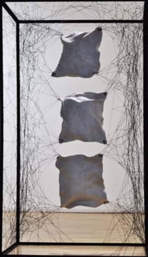 De la serie “Tensiones”Almohadas de arcilla gravitando en una estructura de metal, filamentos de hilo acerado que multiplican la vibración de la materia.