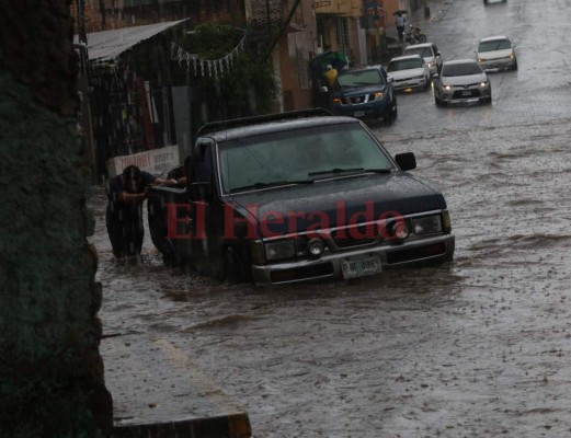 FOTOS: Intensa lluvia provoca inundaciones, tráfico y caos en la capital