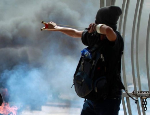 Chimbas, palos, piedras y hondas caseras en protesta frente a la UNAH