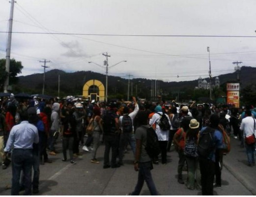 Estudiantes se toman edificios de la UNAH y protestan en bulevar Suyapa