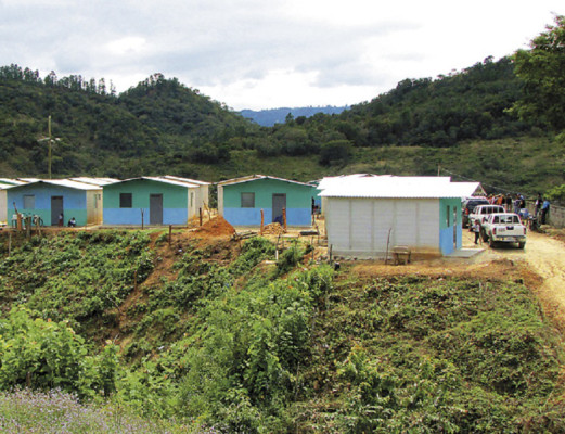 Entregan más de 50 viviendas para familias de bajos recursos